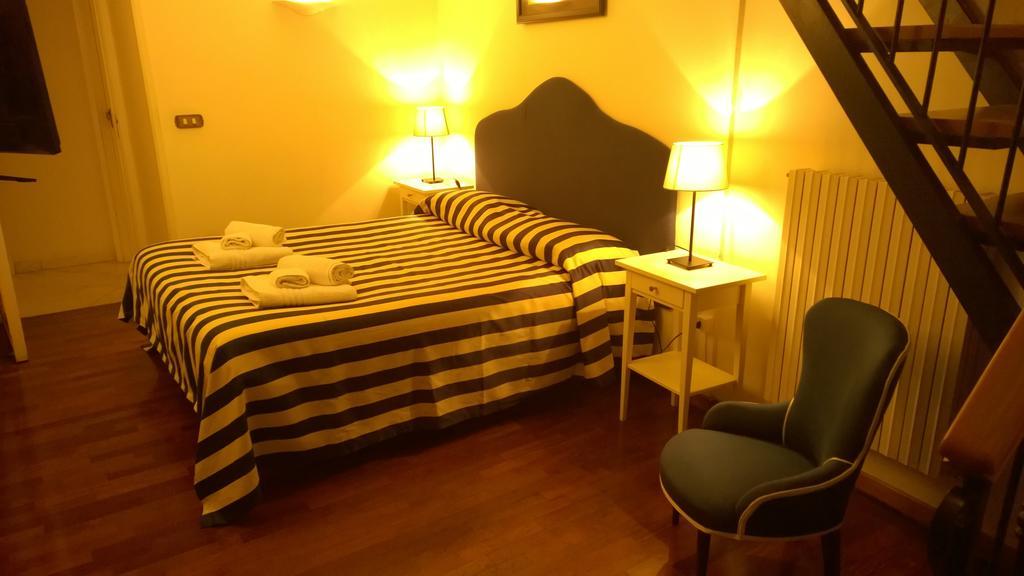 Palazzo Magnocavallo B&B Наполи Стая снимка