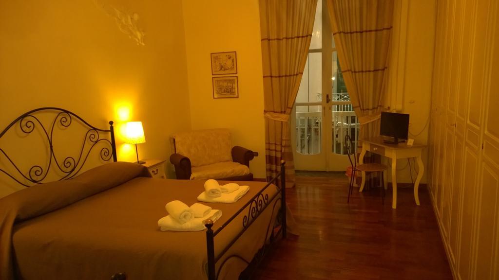 Palazzo Magnocavallo B&B Наполи Стая снимка